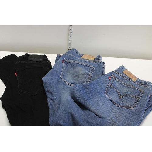 285 - Three pairs of Levi jeans