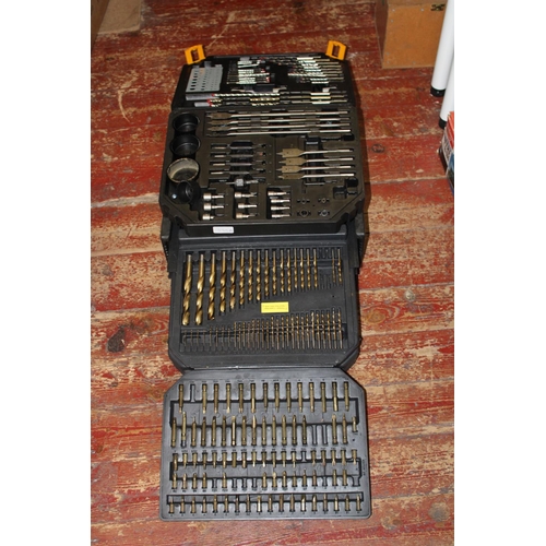 333A - A JCB Tool box and contents