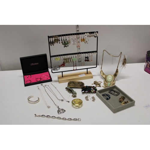 174 - A selection of jewellery including a 925 necklace & pendant, earring stand included