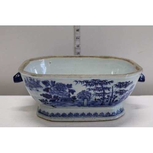 322 - A 18th century Chinese export blue and white tureen a/f no lid