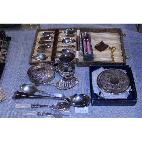 245 - A job lot of assorted collectable metal wears