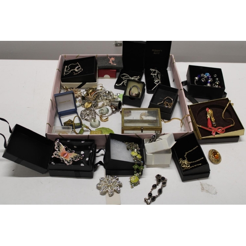 320 - A job lot of costume jewellery