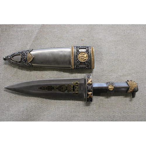 302 - A boxed reproduction Roman hunting knife