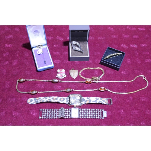 427 - A selection of of costume jewellery and watches etc