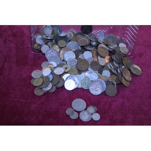 513 - A job lot of assorted world coinage