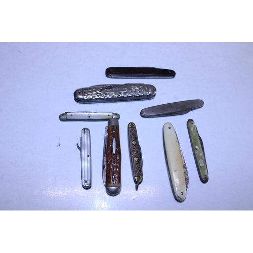 301 - A selection of vintage pen knives