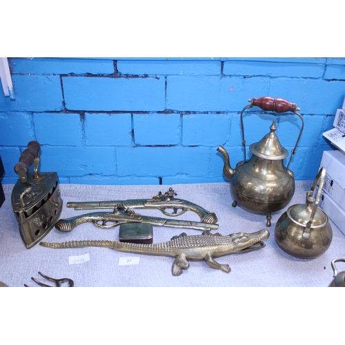 37 - A job lot of assorted brassware items