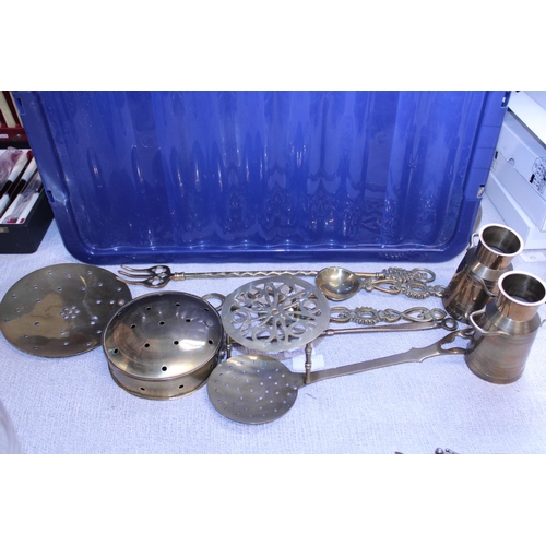 38 - A job lot of assorted brassware items