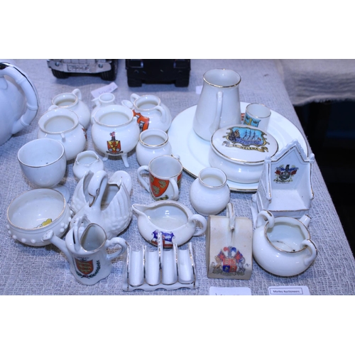 75 - A selection of vintage crested ware