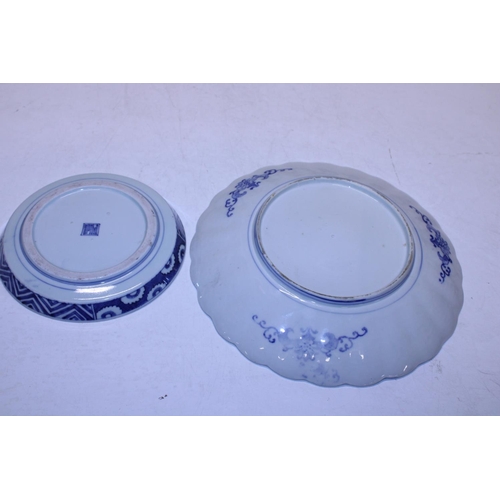 189 - Two pieces of blue and white Chinese ceramics. 30cm & 20cm in diameter.