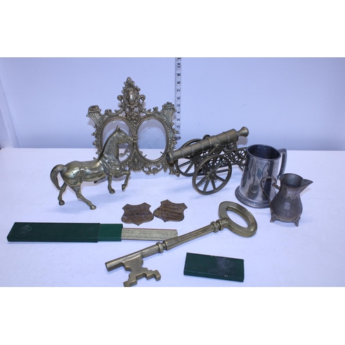 349 - A job lot of assorted brassware and pewter items