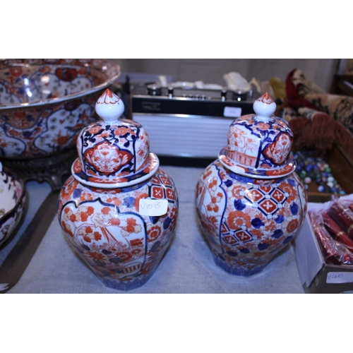 366 - A pair of Oriental ginger jars with lids (chip to one lid)