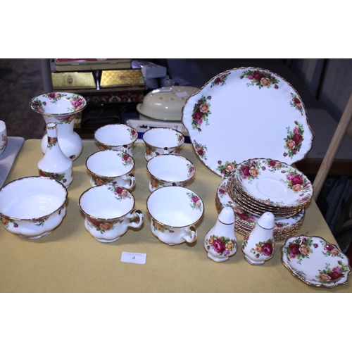 4 - A selection of Royal Albert Old Country Roses (26 pieces)