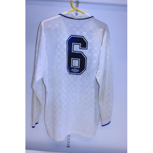 428 - A Leeds United Football shirt signed by the players from the late 1980's. From the collection of Ex ... 