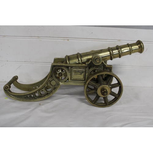 4 - A heavy brass canon with carriage L50cm, shipping unavailable