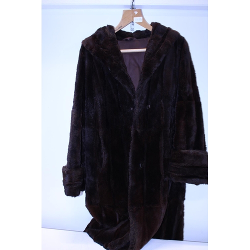 370 - A ladies vintage coat