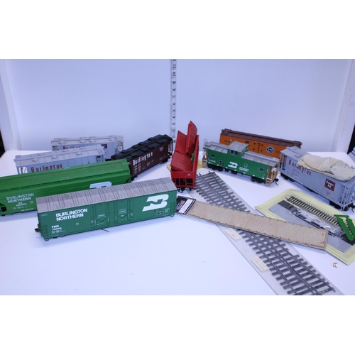 43 - A selection of O gauge wagons and accessories