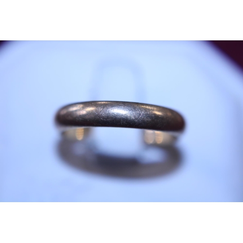 243 - A hallmarked 9ct gold band ring 2.89g