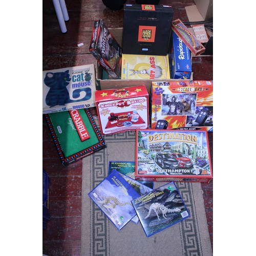 158 - A job lot of assorted vintage games etc