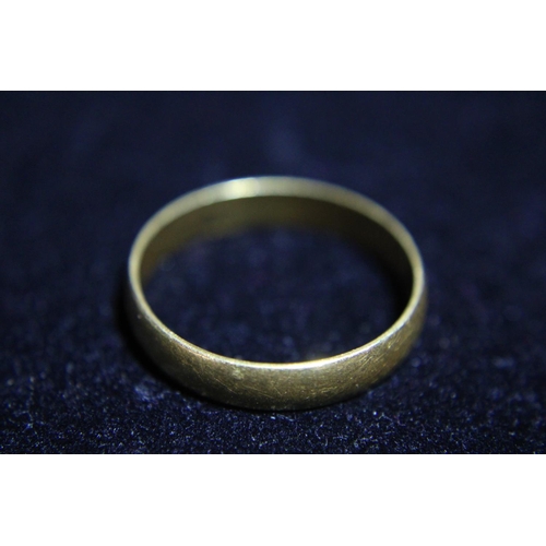 100 - A 18ct gold band ring size T 3.05g