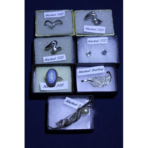 112 - A selection of 925 silver jewellery