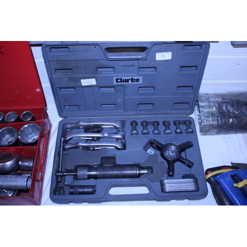 71 - A boxed professional six way multi purpose hydraulic gear puller