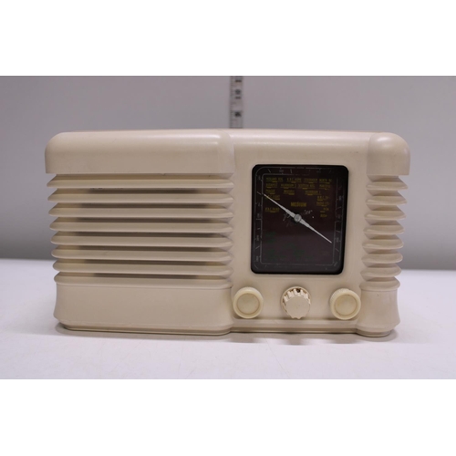 203 - A 1940's premier midget radio in working order