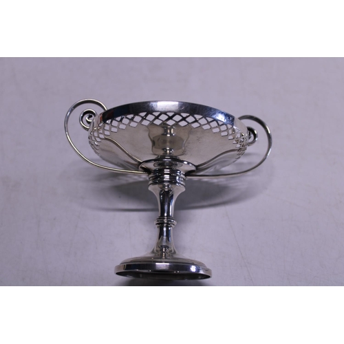 92 - An Edwardian silver tazza by Martin, Hall & Co Ltd, Sheffield 1923, the shallow bowl with pierced bo... 