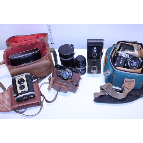 138 - A job lot of assorted photographic equipment including a Zeiss Ikon Contax I