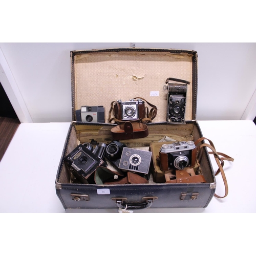 86 - A vintage suitcase and contents of vintage cameras, shipping unavailable