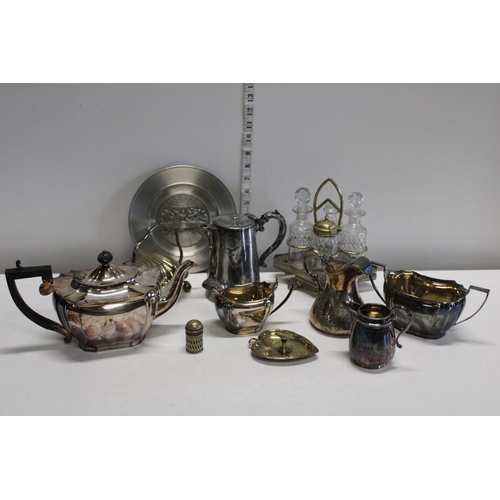 174 - A selection of assorted silver plated wares etc