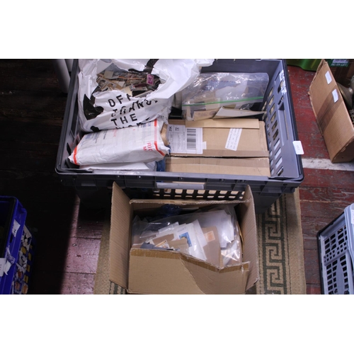 110 - A large tray of assorted world stamps