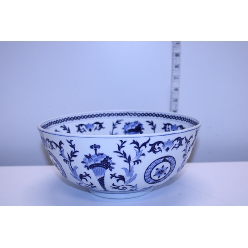 194 - A Oriental ceramic bowl with blue and white glaze
