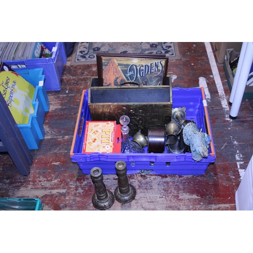 240 - A job lot of assorted collectables