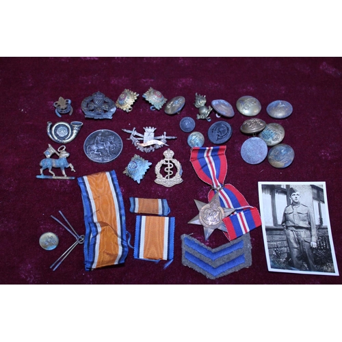 257 - A job lot of military badges and buttons including a WW1 medal awarded to 5835 PTE F N G Keown West ... 