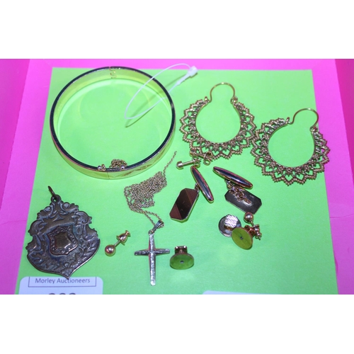 293 - A selection of assorted gold plated jewellery etc