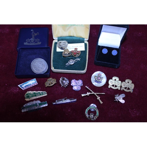 295 - A job lot of assorted  vintage pin badges, Scouts, Girl Guilds, football etc  and other items