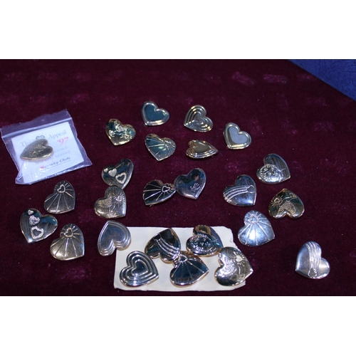 296 - A selection of assorted Royal  Varity badges etc