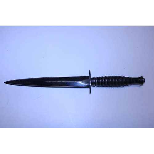 283 - A rare collectable pattern 3 Fairbairn Sykes fighting knife marked FR693 to handle and FR271 to scab... 