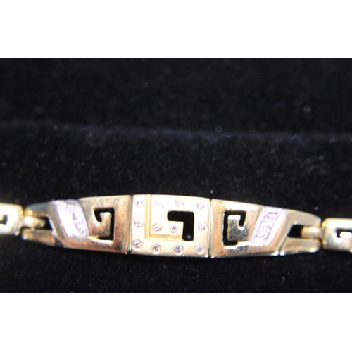 114 - A quality 18ct gold bracelet set with diamonds. 14.31 grams