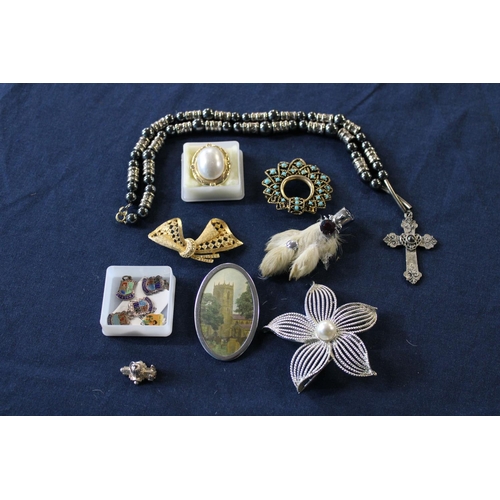 137 - A selection of vintage costume jewellery