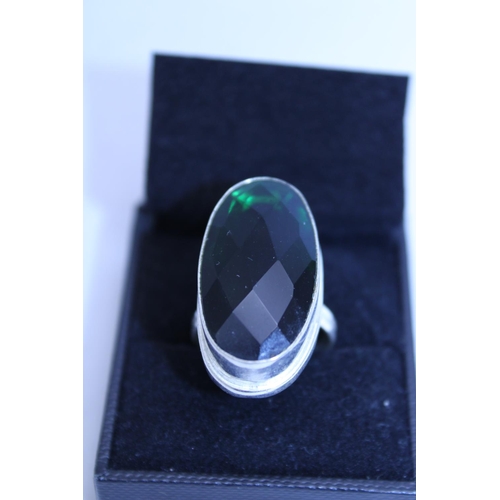 139N - A 925 silver and green stone ring. Size S