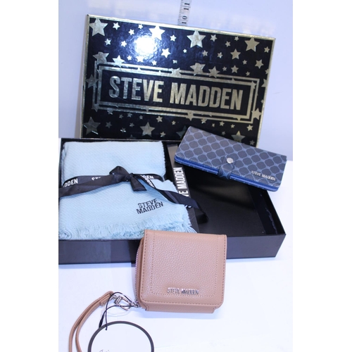 325 - A boxed Steve Madden gift set and purse