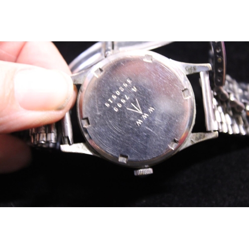 193A - A early 1940's WW2 issue Vertex military wrist watch serial no. stamped to backplate WWW A7599 35205... 