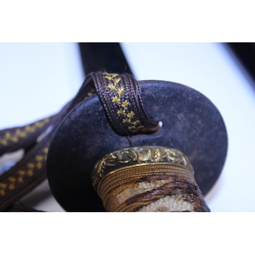 224 - A vintage Samurai sword in scabbard, slight damage to thread on handle, 59cm blade length, measured ... 