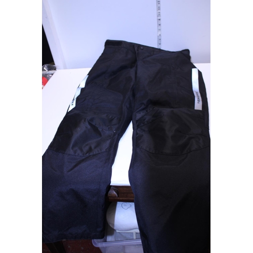 415 - A pair of Heingericke motorbike trousers size L