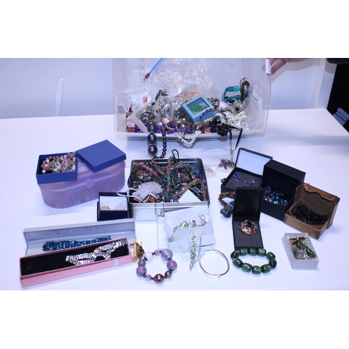 106 - A job lot of assorted costume jewellery