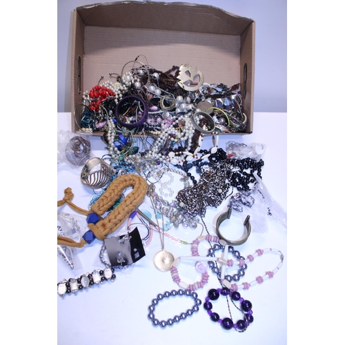 96 - A selection of assorted costume jewellery