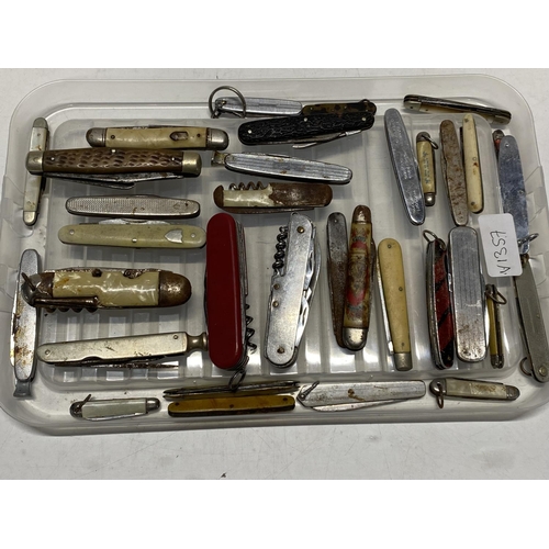 14 - A selection of vintage penknives