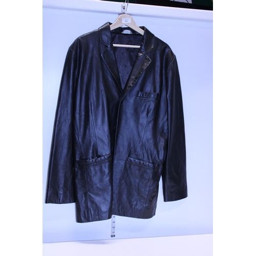 449 - A gentleman's leather box jacket size L